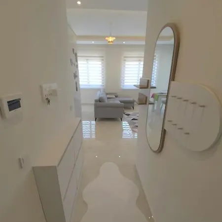 Denize Cok Yakin. Sifir Bina Алания