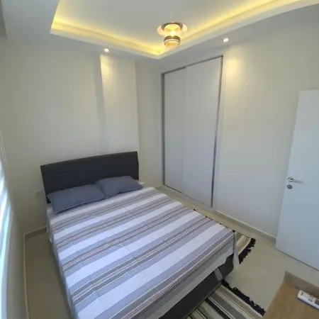 Denize Cok Yakin. Sifir Bina