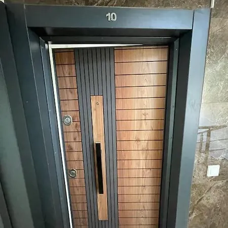 Denize Cok Yakin. Sifir Bina 阿拉尼亚